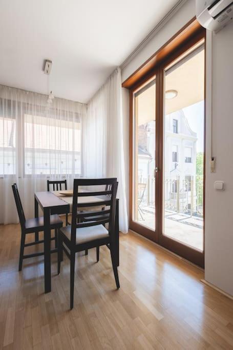 Bright Downtown Balcony Retreat Apartamento Budapeste Exterior foto