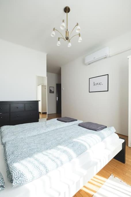 Bright Downtown Balcony Retreat Apartamento Budapeste Exterior foto