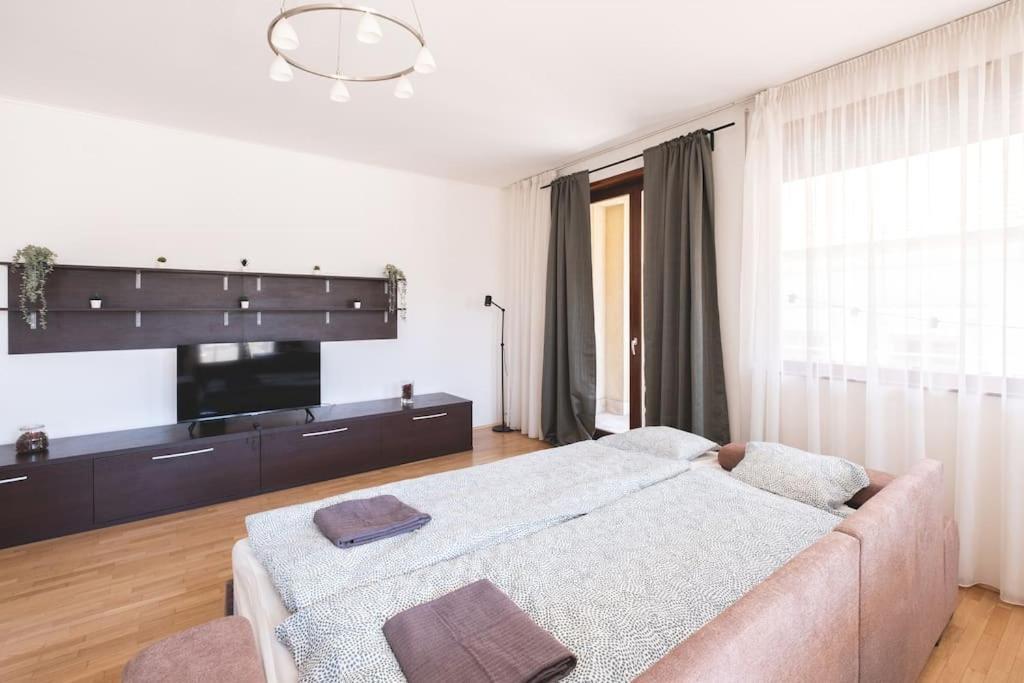 Bright Downtown Balcony Retreat Apartamento Budapeste Exterior foto