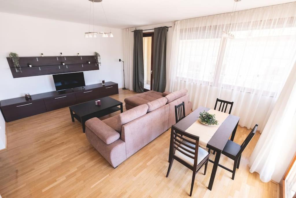 Bright Downtown Balcony Retreat Apartamento Budapeste Exterior foto