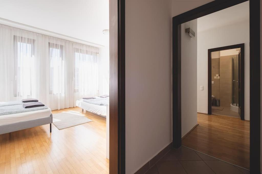 Bright Downtown Balcony Retreat Apartamento Budapeste Exterior foto
