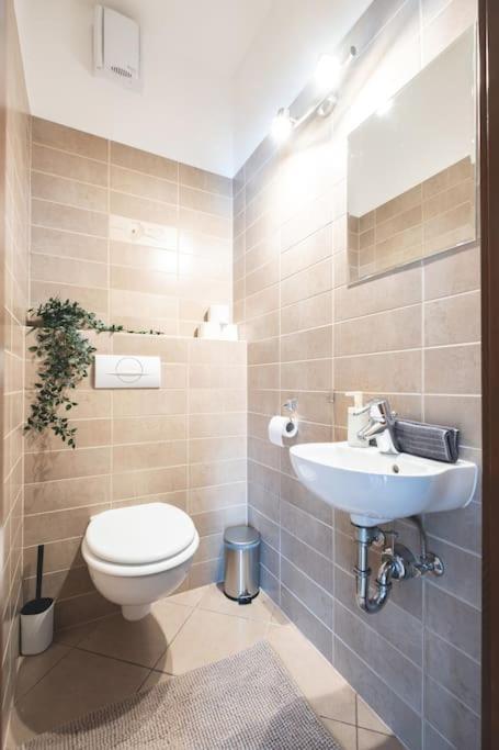 Bright Downtown Balcony Retreat Apartamento Budapeste Exterior foto