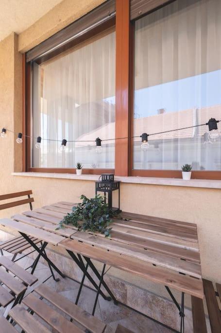 Bright Downtown Balcony Retreat Apartamento Budapeste Exterior foto