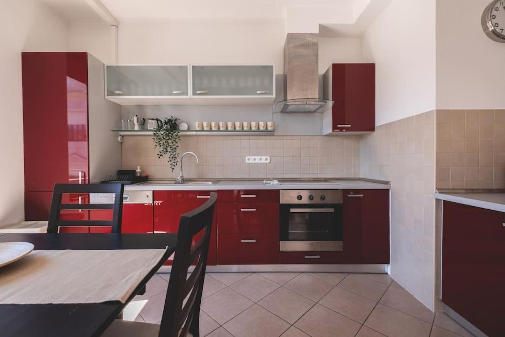 Bright Downtown Balcony Retreat Apartamento Budapeste Exterior foto