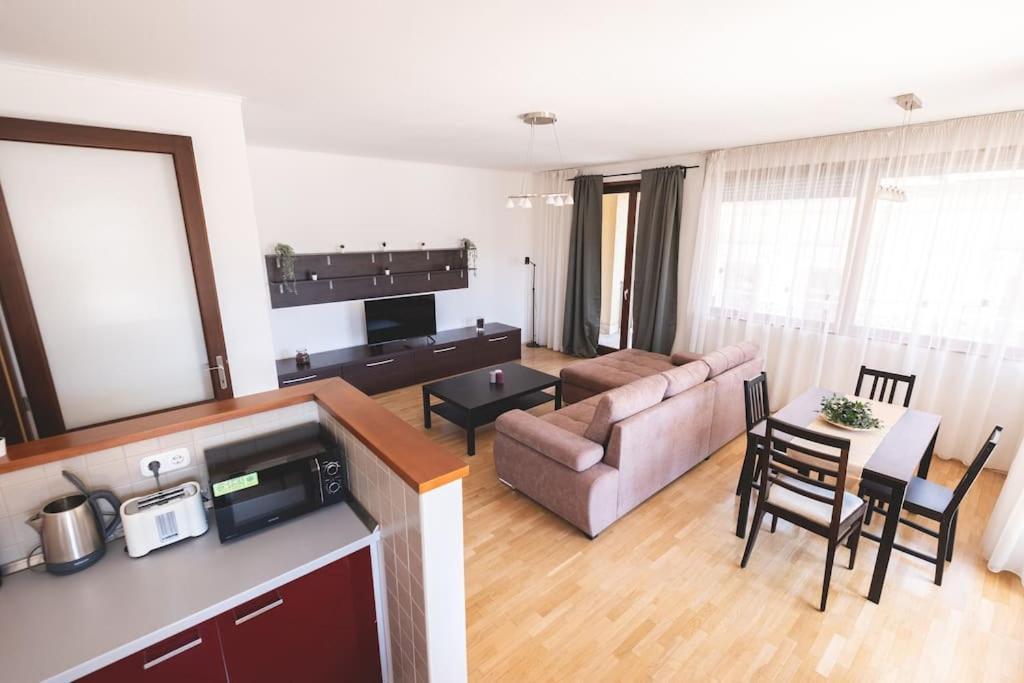 Bright Downtown Balcony Retreat Apartamento Budapeste Exterior foto