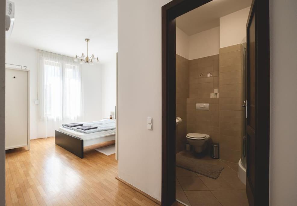 Bright Downtown Balcony Retreat Apartamento Budapeste Exterior foto