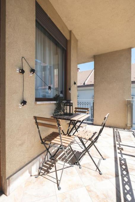 Bright Downtown Balcony Retreat Apartamento Budapeste Exterior foto