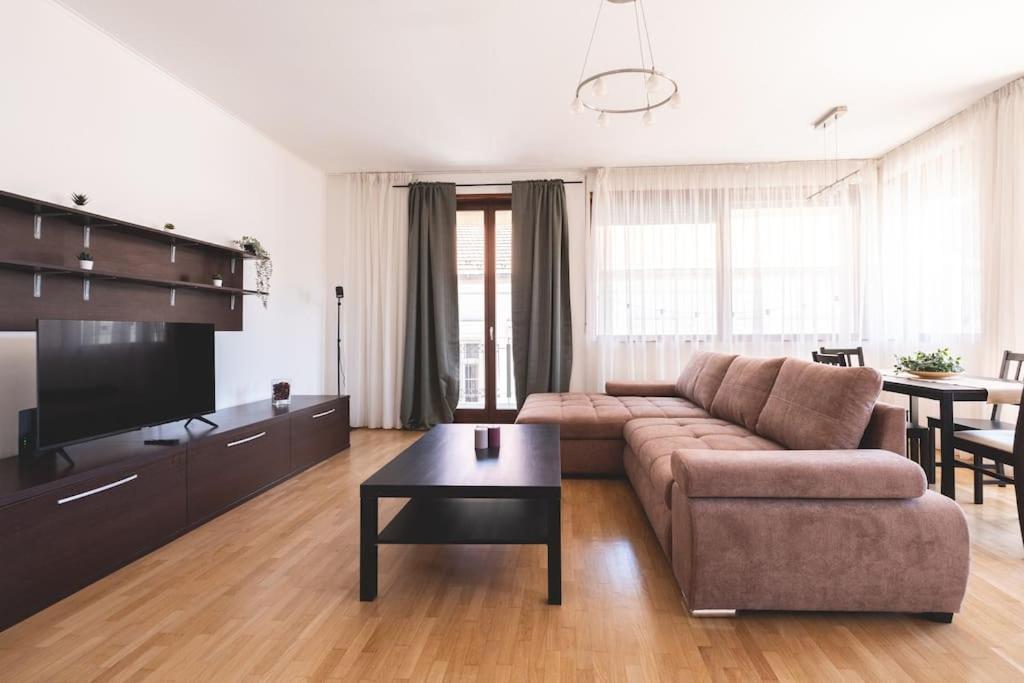 Bright Downtown Balcony Retreat Apartamento Budapeste Exterior foto