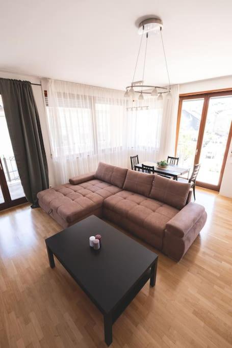 Bright Downtown Balcony Retreat Apartamento Budapeste Exterior foto