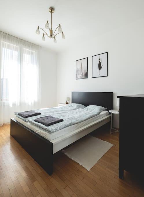 Bright Downtown Balcony Retreat Apartamento Budapeste Exterior foto