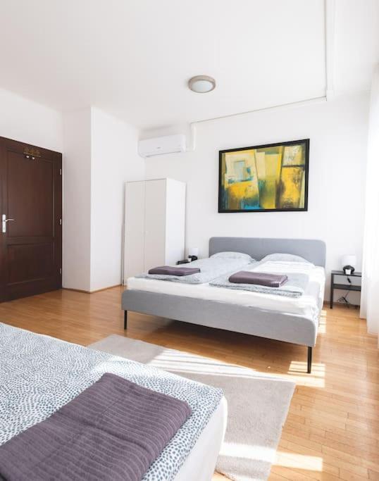 Bright Downtown Balcony Retreat Apartamento Budapeste Exterior foto