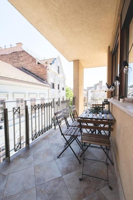 Bright Downtown Balcony Retreat Apartamento Budapeste Exterior foto
