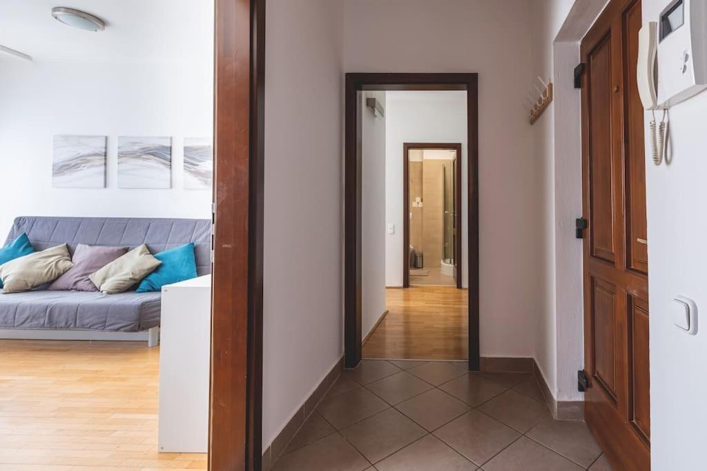 Bright Downtown Balcony Retreat Apartamento Budapeste Exterior foto