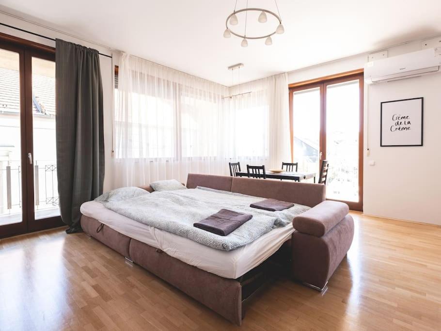 Bright Downtown Balcony Retreat Apartamento Budapeste Exterior foto